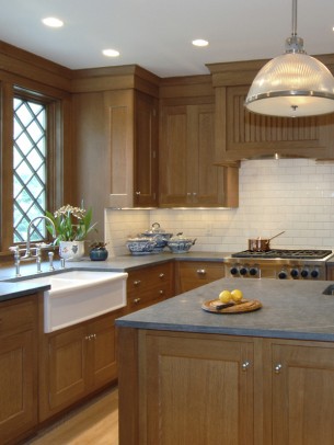 Transform 
the mid-century 
kitchen and 
baths of a 1912 
English Tudor.